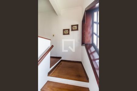 Escada de casa de condomínio para alugar com 4 quartos, 440m² em Alphaville, Santana de Parnaíba