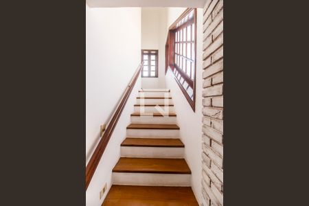 Escada de casa de condomínio para alugar com 4 quartos, 440m² em Alphaville, Santana de Parnaíba