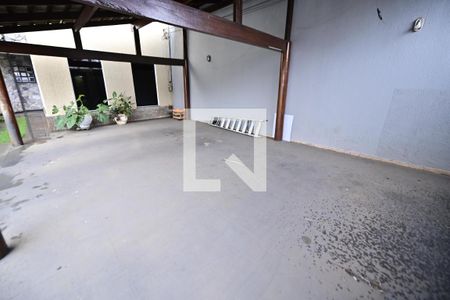 Casa para alugar com 4 quartos, 300m² em Santa Genoveva, Goiânia