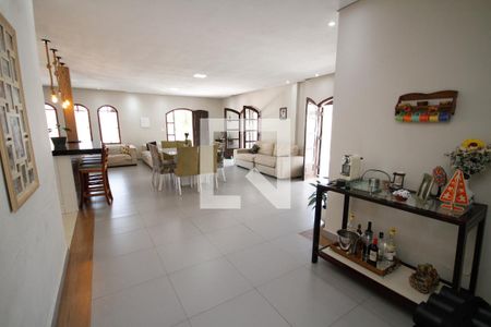 Sala de casa para alugar com 4 quartos, 275m² em Balneario Flórida, Praia Grande