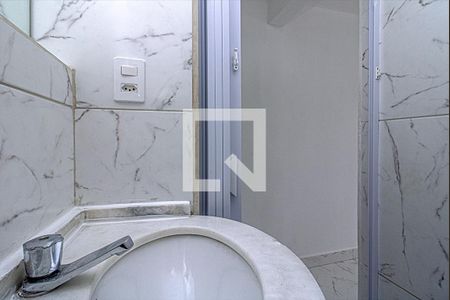 banheiro social_4 de casa para alugar com 1 quarto, 26m² em Bosque da Saúde, São Paulo