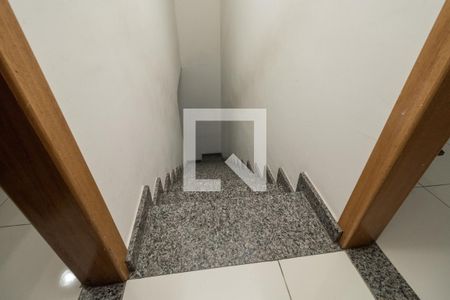 Escada de acesso quartos de casa à venda com 2 quartos, 100m² em Jardim Catarina, São Paulo