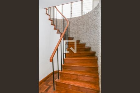 Escada de casa para alugar com 4 quartos, 680m² em Perdizes, São Paulo