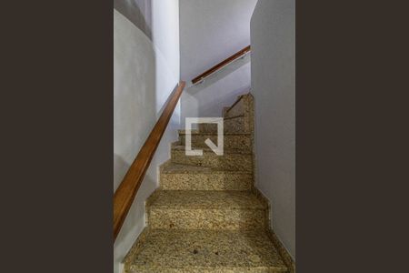 Escada de casa para alugar com 3 quartos, 180m² em Jardim Nossa Senhora do Carmo, São Paulo