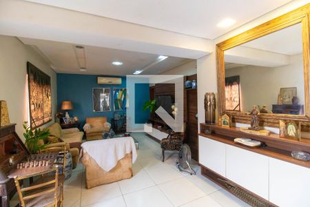 Sala de casa à venda com 3 quartos, 300m² em Santa Rosa, Niterói