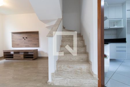 Escada de casa para alugar com 3 quartos, 180m² em Uberaba, Curitiba