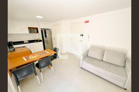 Sala de TV de apartamento para alugar com 1 quarto, 43m² em Coqueiros, Florianópolis