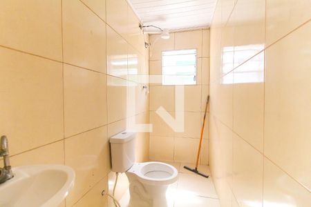Banheiro de casa para alugar com 1 quarto, 45m² em Vila Carmosina, São Paulo