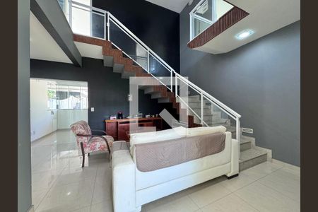 Sala de casa de condomínio para alugar com 4 quartos, 480m² em Guaratiba, Rio de Janeiro