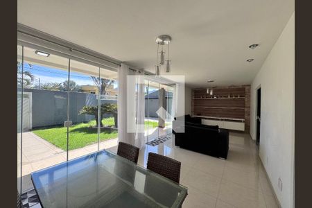 Sala de casa de condomínio para alugar com 4 quartos, 480m² em Guaratiba, Rio de Janeiro