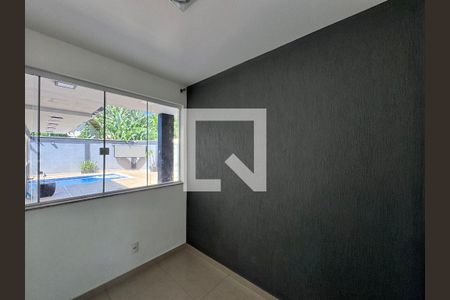 Sala de casa de condomínio para alugar com 4 quartos, 480m² em Guaratiba, Rio de Janeiro