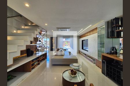 Sala  de casa de condomínio à venda com 3 quartos, 360m² em Recreio dos Bandeirantes, Rio de Janeiro