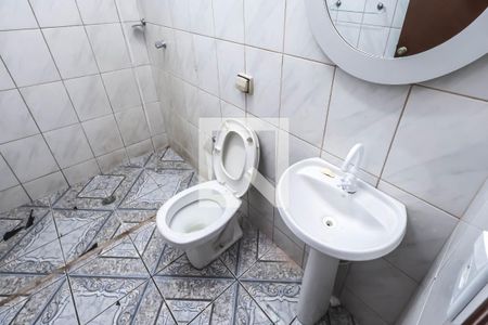 Banheiro de casa para alugar com 1 quarto, 50m² em Vila Liviero, São Paulo