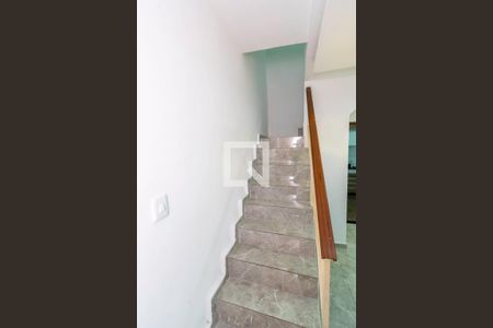 Sala - Acesso ao 2º andar de casa de condomínio para alugar com 2 quartos, 71m² em Irajá, Rio de Janeiro