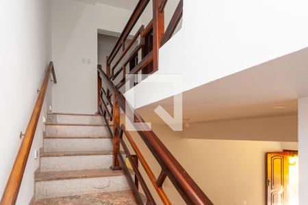 Escada de casa para alugar com 4 quartos, 198m² em Jardim das Imbuias, São Paulo