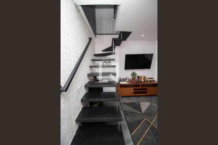 Escada de casa para alugar com 2 quartos, 310m² em Jardim Maristela, São Paulo