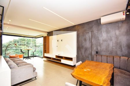 Sala de jantar e estar de apartamento à venda com 2 quartos, 85m² em Pinheiros, São Paulo