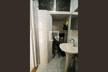 Banheiro de kitnet/studio para alugar com 1 quarto, 35m² em Guilhermina, Praia Grande