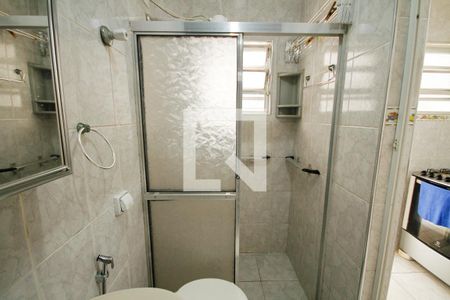 Banheiro de kitnet/studio para alugar com 1 quarto, 35m² em Guilhermina, Praia Grande