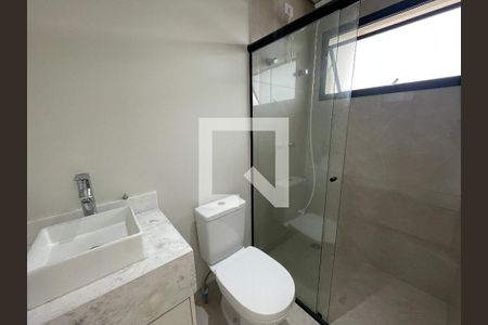 Banheiro da Suíte de casa de condomínio para alugar com 2 quartos, 125m² em Parque Frondoso, Cotia