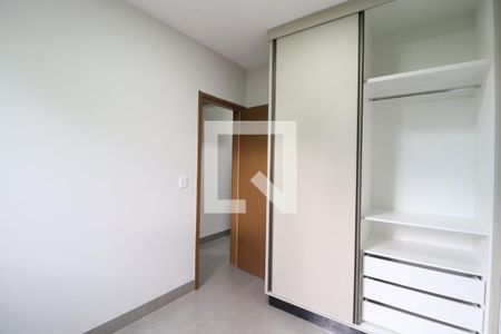 Quarto 1 de apartamento para alugar com 2 quartos, 66m² em Santa Mônica, Uberlândia
