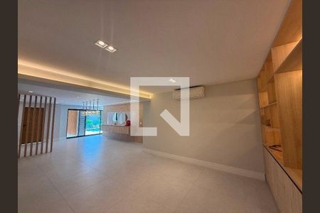 Casa à venda com 4 quartos, 230m² em Itaipu, Niterói