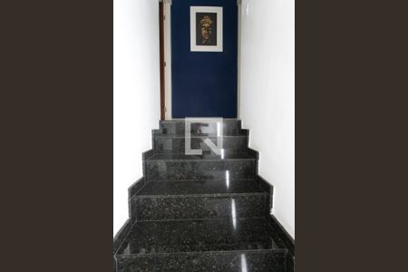 Escada  de casa para alugar com 2 quartos, 80m² em Vila Brasil, São Paulo