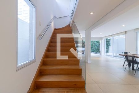 Escada de casa para alugar com 3 quartos, 300m² em Indianópolis, São Paulo