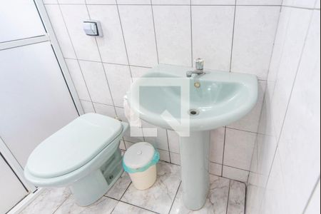 Banheiro  de casa para alugar com 2 quartos, 105m² em Parque Gerassi, Santo André