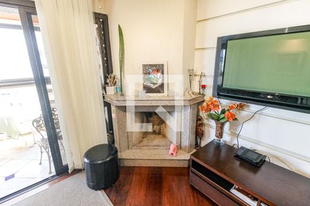Detalhe Sala - lareira de apartamento para alugar com 4 quartos, 130m² em Vila Suzana, São Paulo