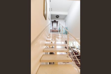 Escada de casa de condomínio para alugar com 2 quartos, 1198m² em Residencial Onze (alphaville), Santana de Parnaíba