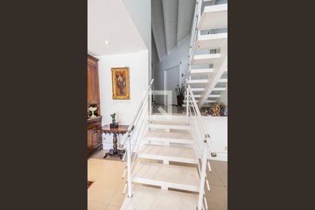 Escada de casa de condomínio para alugar com 2 quartos, 1198m² em Residencial Onze (alphaville), Santana de Parnaíba