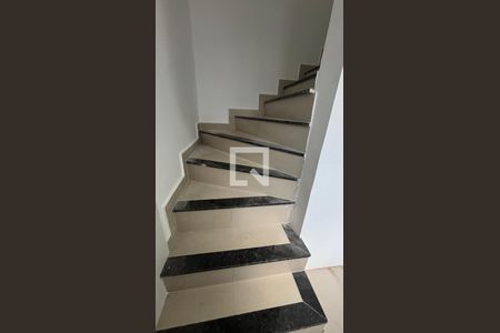 Escada de apartamento para alugar com 2 quartos, 108m² em Vila Sao Pedro, Santo André
