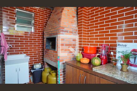 Cozinha churrasqueira área de serviço  de casa à venda com 4 quartos, 102m² em Medianeira, Porto Alegre