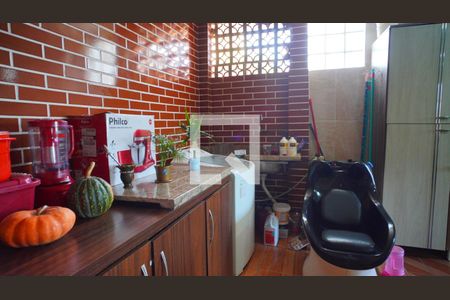 Área serviço  de casa à venda com 4 quartos, 102m² em Medianeira, Porto Alegre