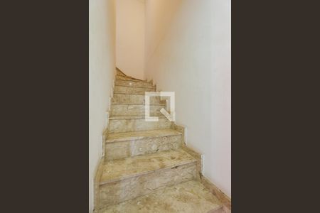 Escada de casa de condomínio à venda com 2 quartos, 92m² em Parque das Cigarreiras, Taboão da Serra