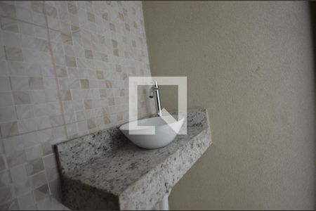 Lavabo de casa para alugar com 2 quartos, 65m² em Marechal Hermes, Rio de Janeiro