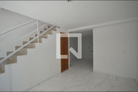 Sala de casa para alugar com 2 quartos, 65m² em Marechal Hermes, Rio de Janeiro