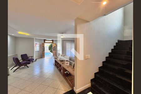 Sala de casa de condomínio para alugar com 4 quartos, 310m² em Recreio dos Bandeirantes, Rio de Janeiro