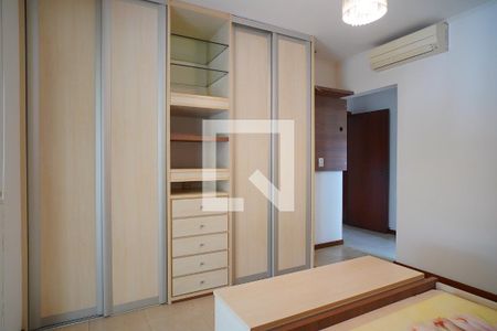 Quarto suíte  de apartamento à venda com 3 quartos, 290m² em Jardim Floresta, Porto Alegre