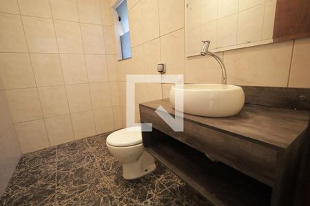 Banheiro 1 de casa para alugar com 3 quartos, 250m² em Vila Curuçá, Santo André