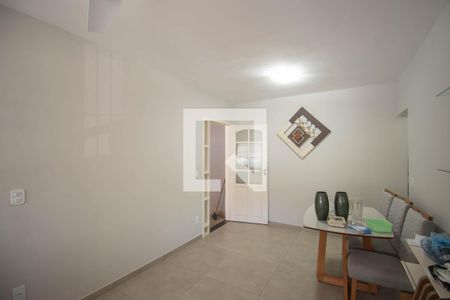 Sala de casa de condomínio para alugar com 2 quartos, 80m² em Colubandê, São Gonçalo