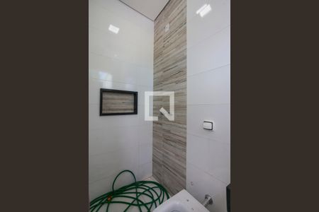 Banheiro da Churrasqueira de casa para alugar com 4 quartos, 300m² em Jardim Karaíba, Uberlândia