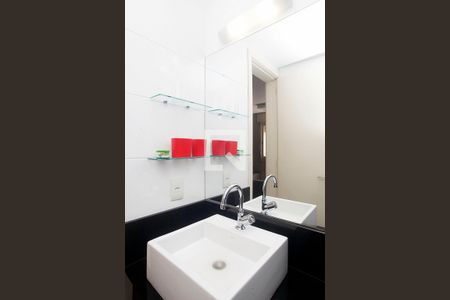 Banheiro de apartamento à venda com 1 quarto, 55m² em Petrópolis, Porto Alegre