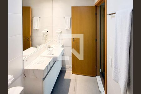 Banheiro suíte de apartamento à venda com 1 quarto, 51m² em Coracao de Jesus, Belo Horizonte