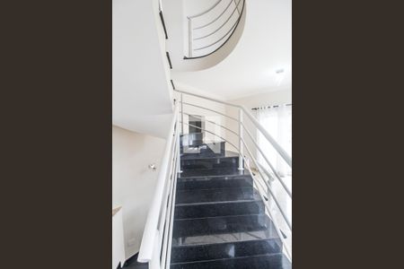 Escada de casa de condomínio à venda com 4 quartos, 436m² em Alphaville, Santana de Parnaíba