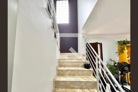 Escada de casa à venda com 3 quartos, 160m² em Vila Roque, São Paulo