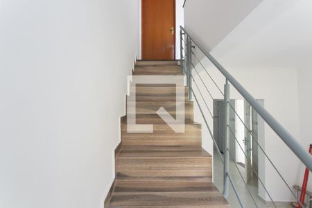 Escada  de casa para alugar com 2 quartos, 70m² em Jardim Itapemirim, São Paulo