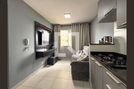 Sala e cozinha de apartamento para alugar com 2 quartos, 33m² em Parque Fongaro, São Paulo