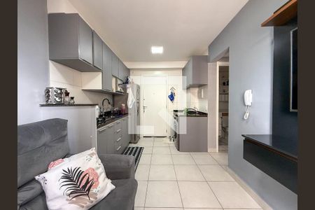 Sala e cozinha de apartamento para alugar com 2 quartos, 33m² em Parque Fongaro, São Paulo